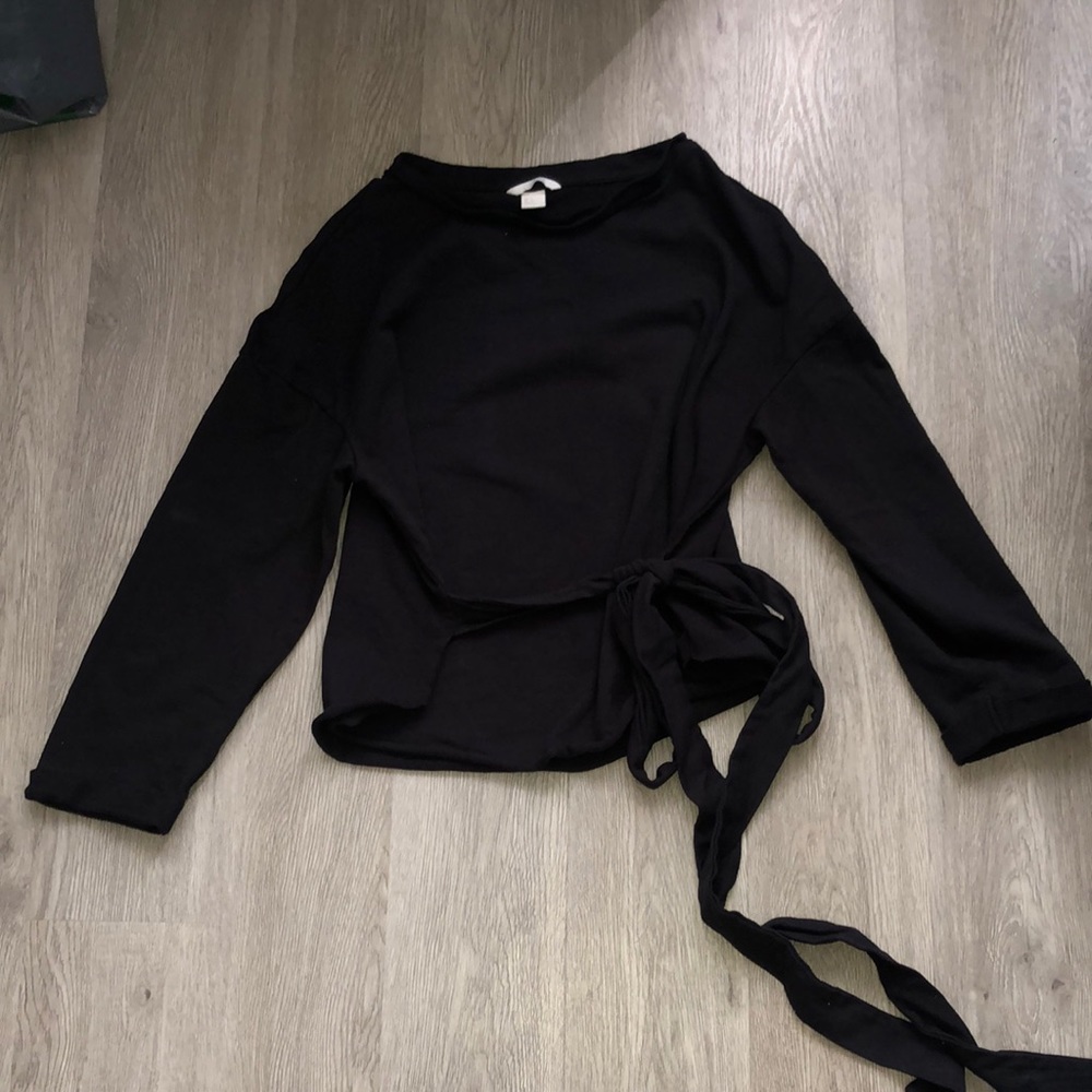 Comfy black sweater with tie design